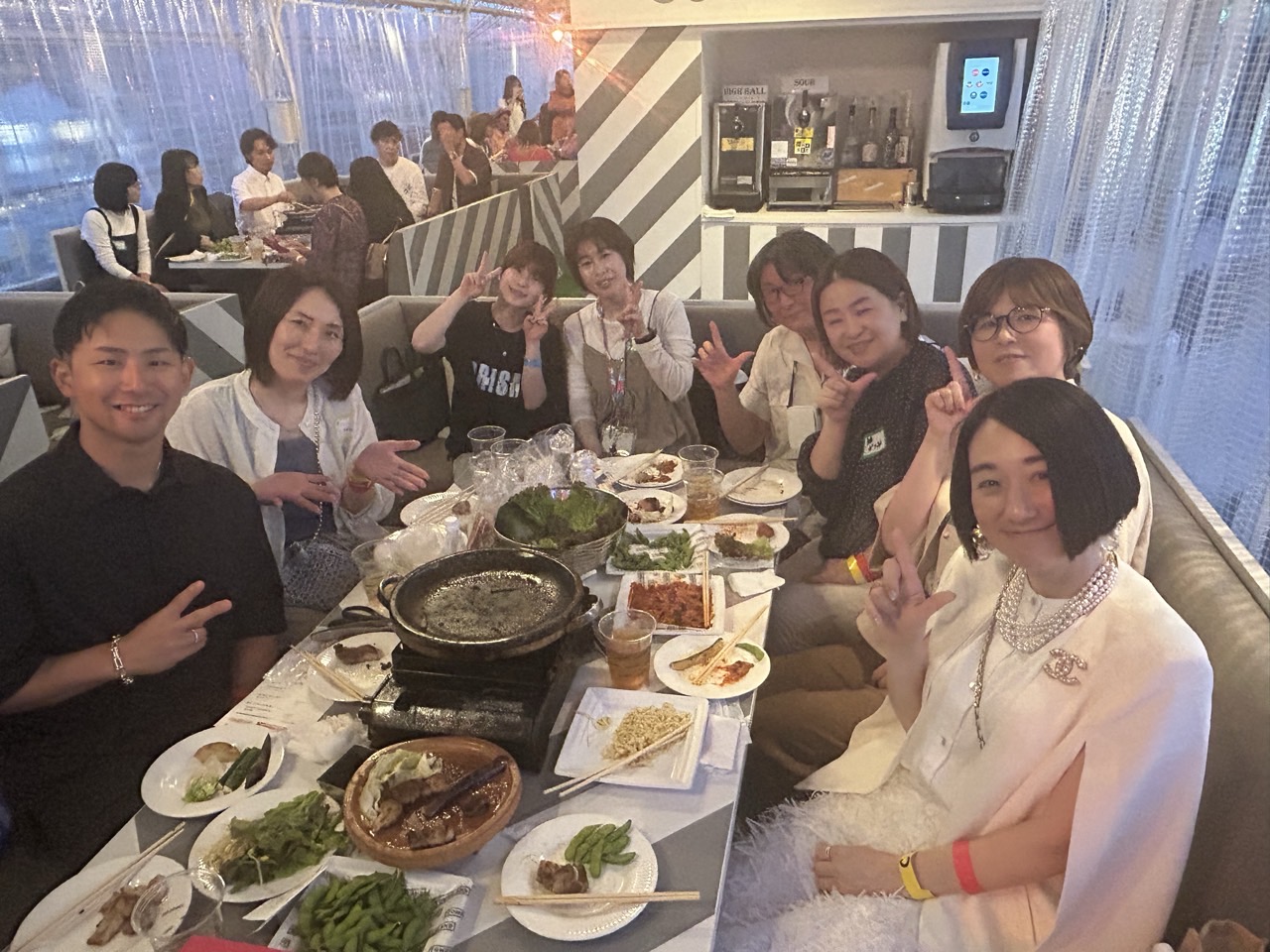 先生と仲間がBBQのテーブルを囲む集合写真