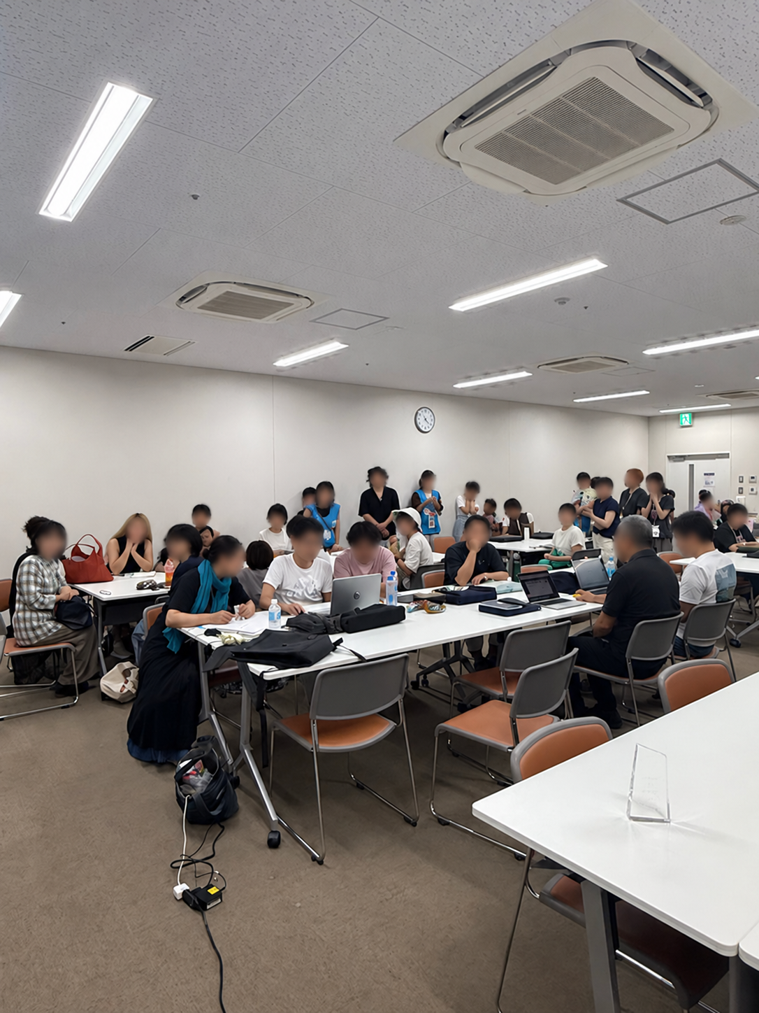 パソコンを開き、相場について学ぶ勉強会の参加者