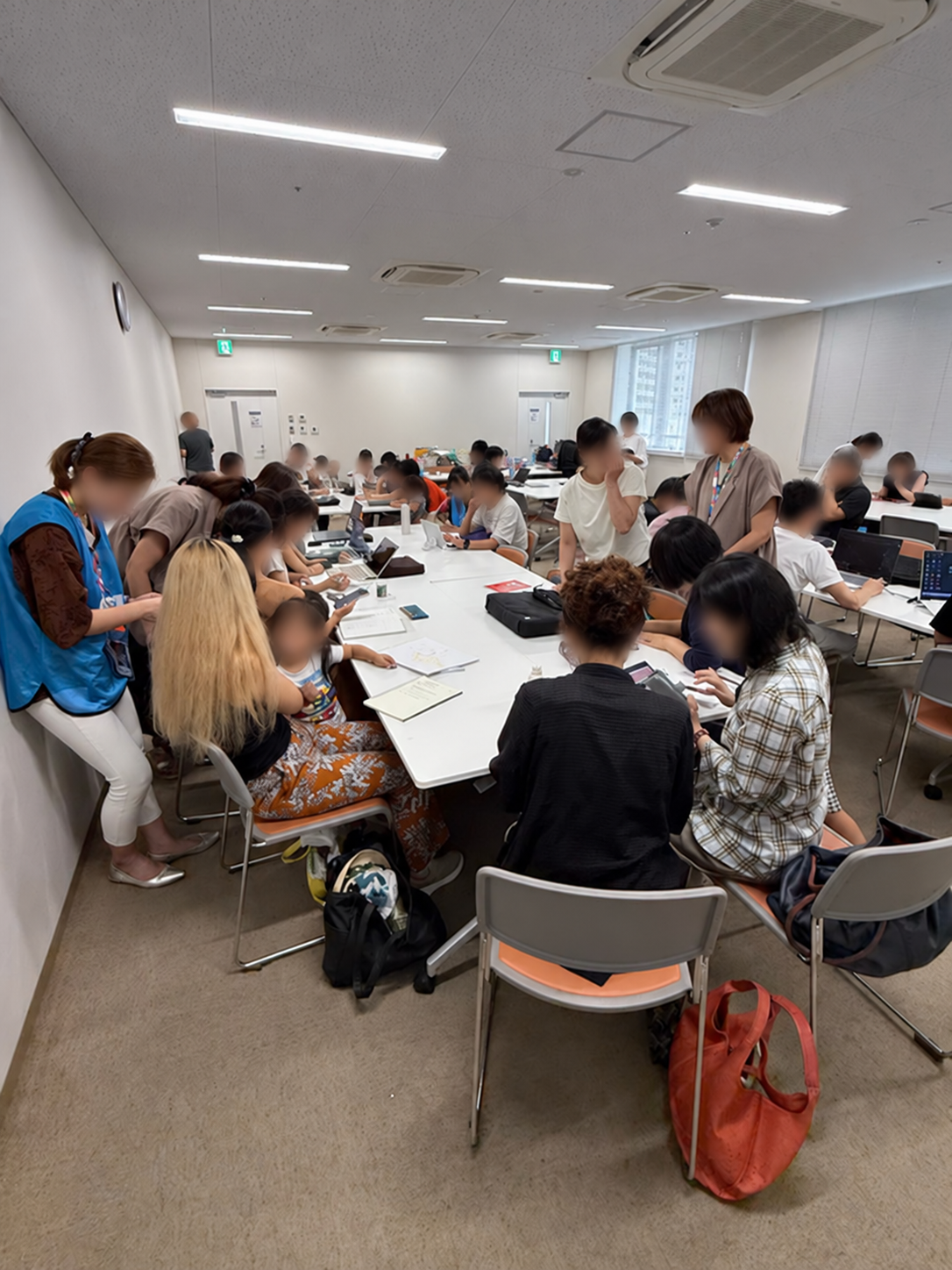 リアル勉強会で、机を囲んで学び合う参加者たち