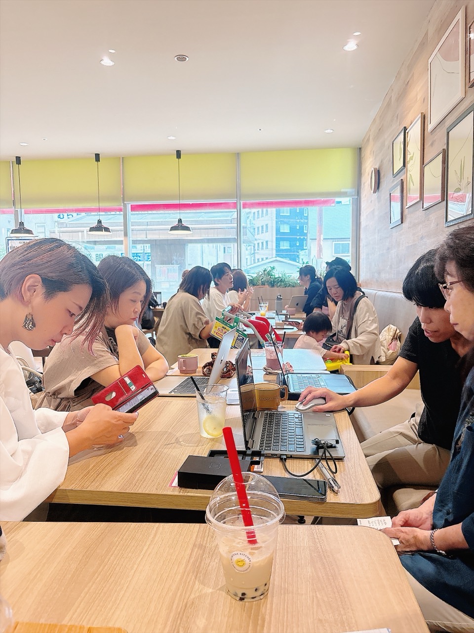 カフェでパソコンやスマートフォンを使って学び合うリアル勉強会の参加者
